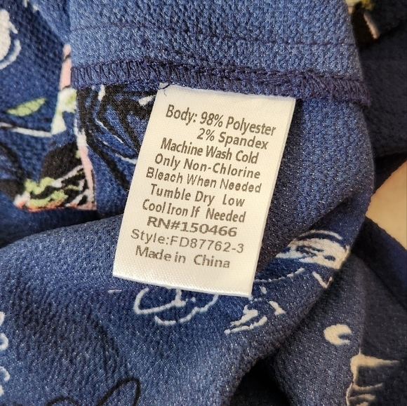 NWOT Fun2Fun 3/4 Length Sleeve Navy Floral Blouse with Splitneck Size S - Picture 4 of 13